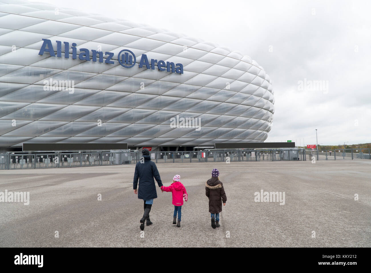 Tre turisti sulla loro strada per lo stadio Allianz Arena di Monaco di Baviera Foto Stock