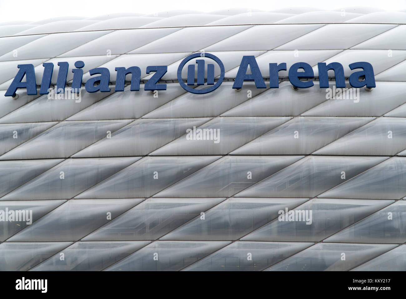 Allianz Arena pubblicità sulla parete esterna dello stadio del Bayern Monaco di Baviera Foto Stock