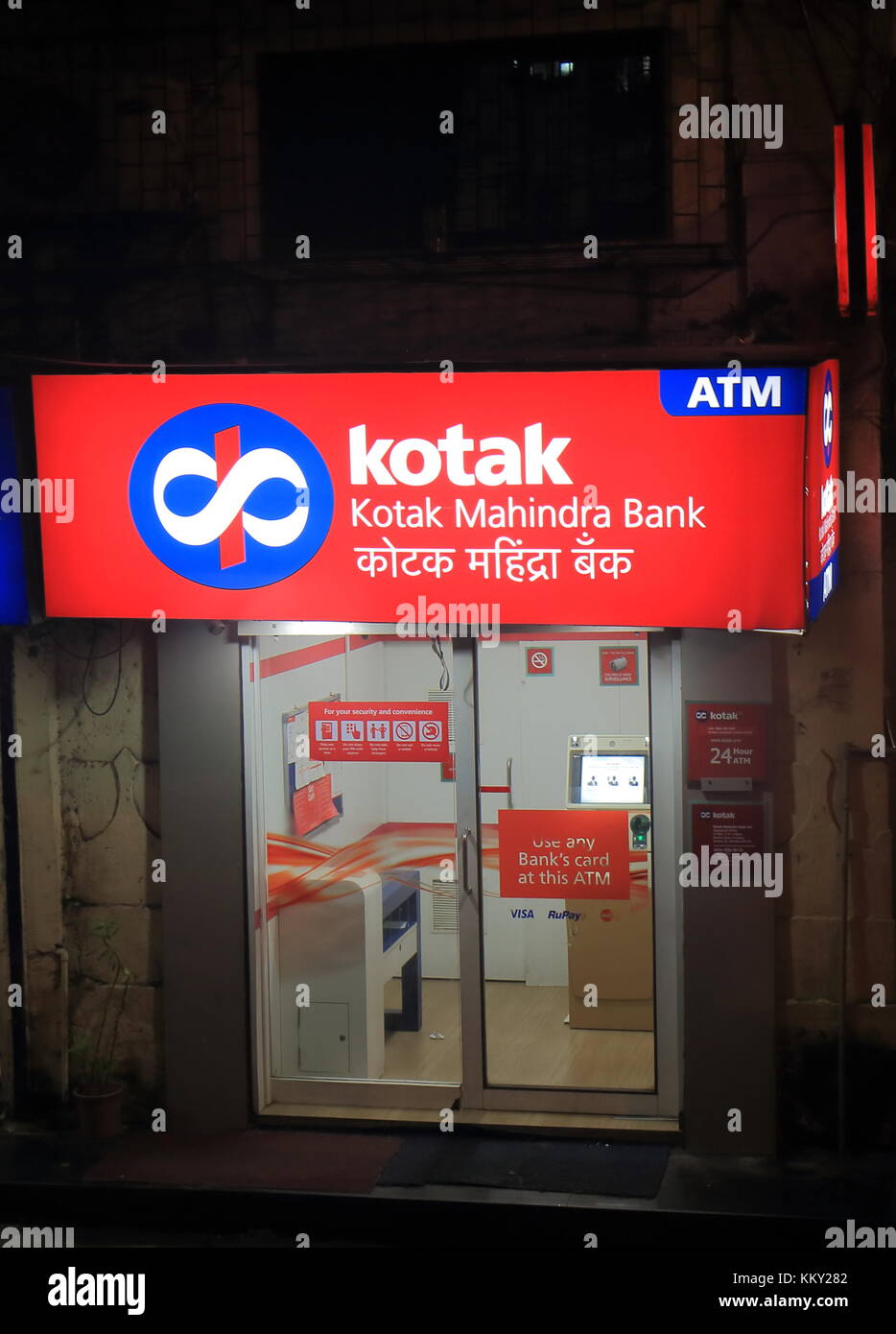 Kotak Mahindra Bank ATM nel centro cittadino di Mumbai in India. Kotak Mahindra Bank è un privato indiano Bank con sede a Mumbai in India. Foto Stock