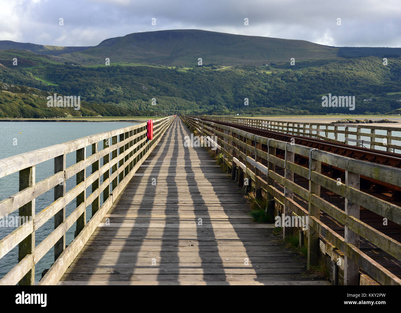 Ponte ferroviario sulla Afon Mawddach a Blaenau Ffestiniog, Gwynedd, Wales, Regno Unito Foto Stock