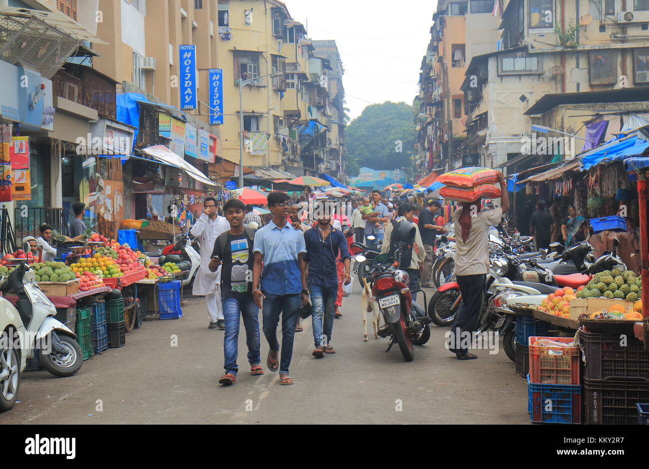 La gente di visitare il mercato locale in Sandhurst Road centro cittadino di Mumbai in India. Foto Stock