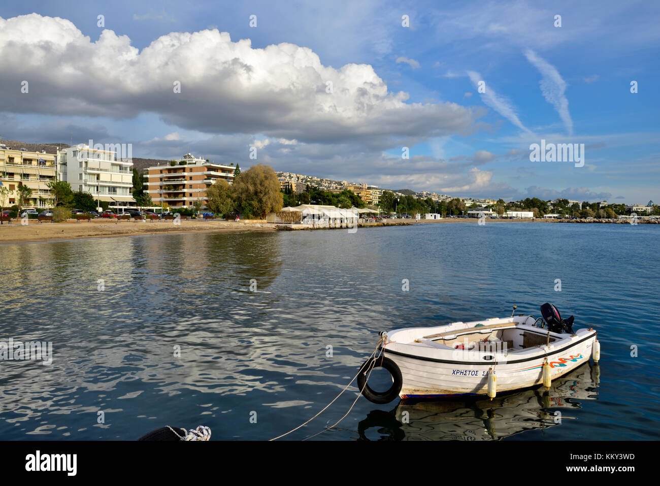 Motoscafo fuoribordo ormeggiato a con il litorale in background Foto Stock