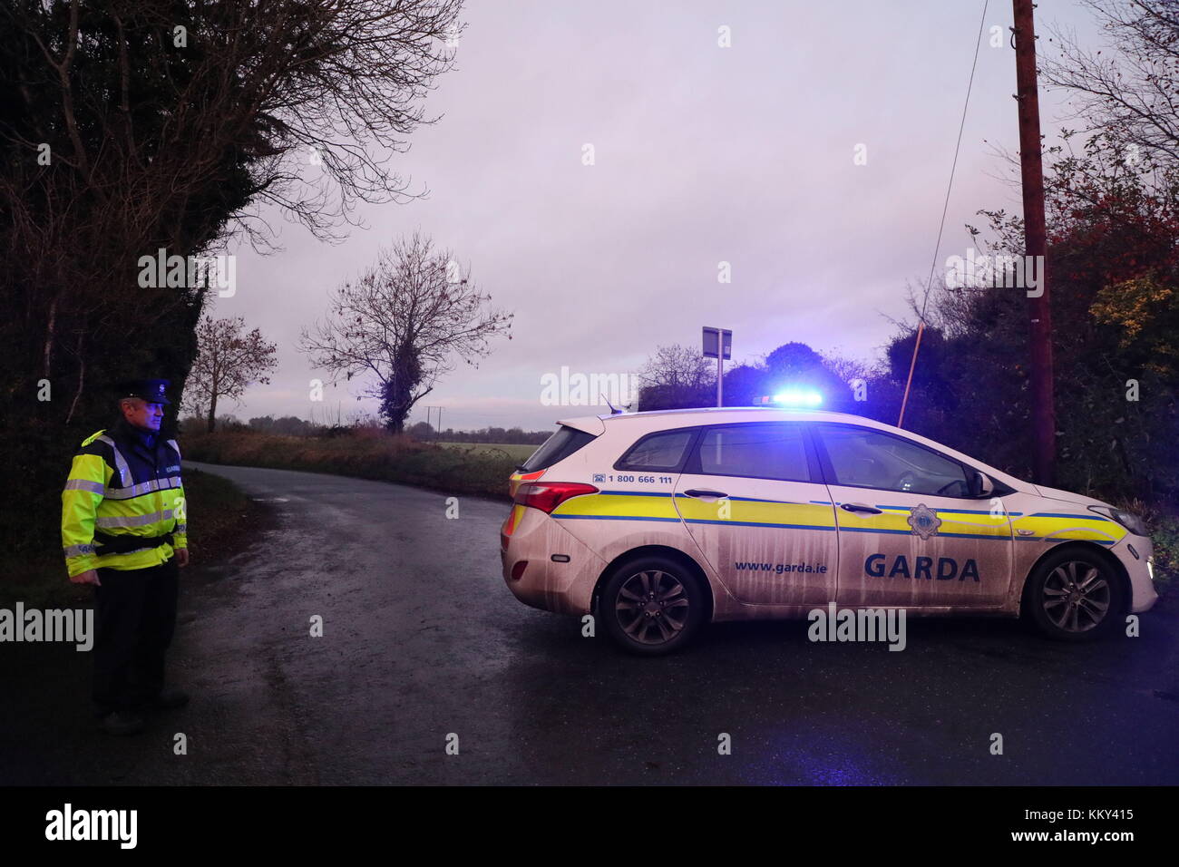 Gardai bloccare una strada vicino alla scena in cui un corpo è stato trovato in Walterstown, Dunboyne, sulla contea di Meath/Kildare confine. Foto Stock