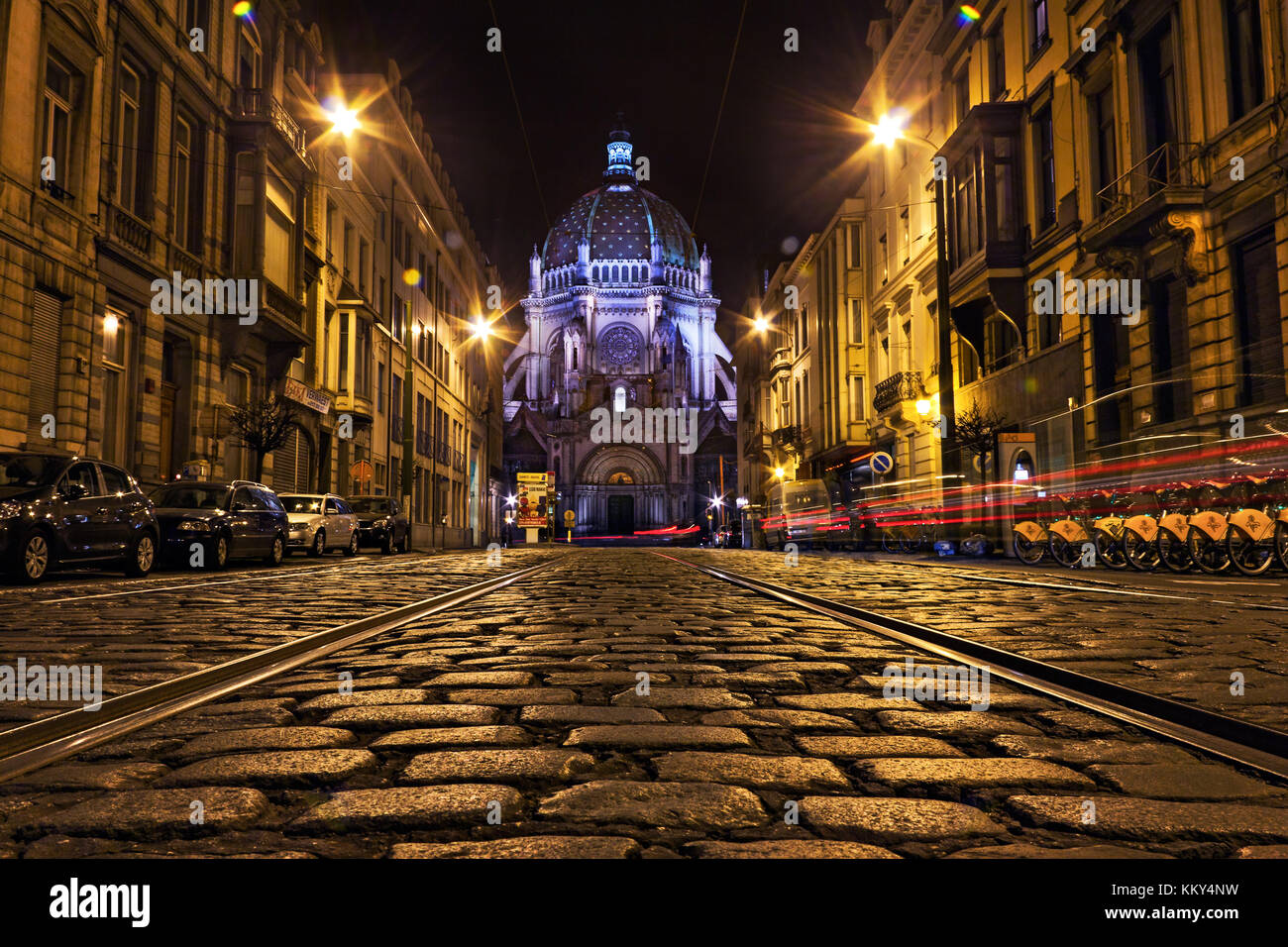 Notte street view di rue Royale con sainte-marie chiesa di schaerbeek, Brussel, Belgio Foto Stock
