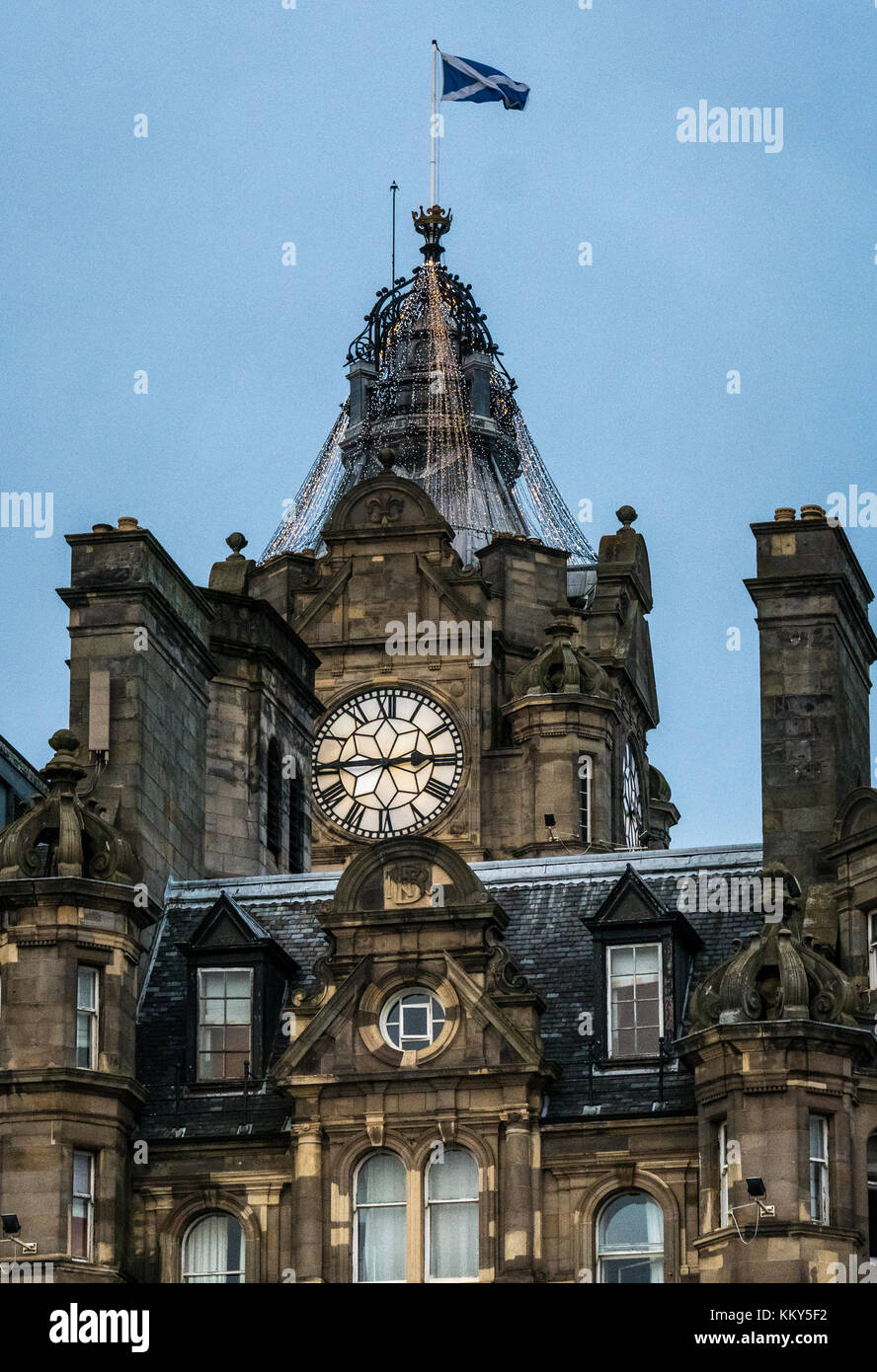 Rocco Forte Balmoral Hotel con clock tower, Princes Street, Edimburgo, Scozia, con decorazione di Natale luci e si intraversa battenti bandiera Foto Stock