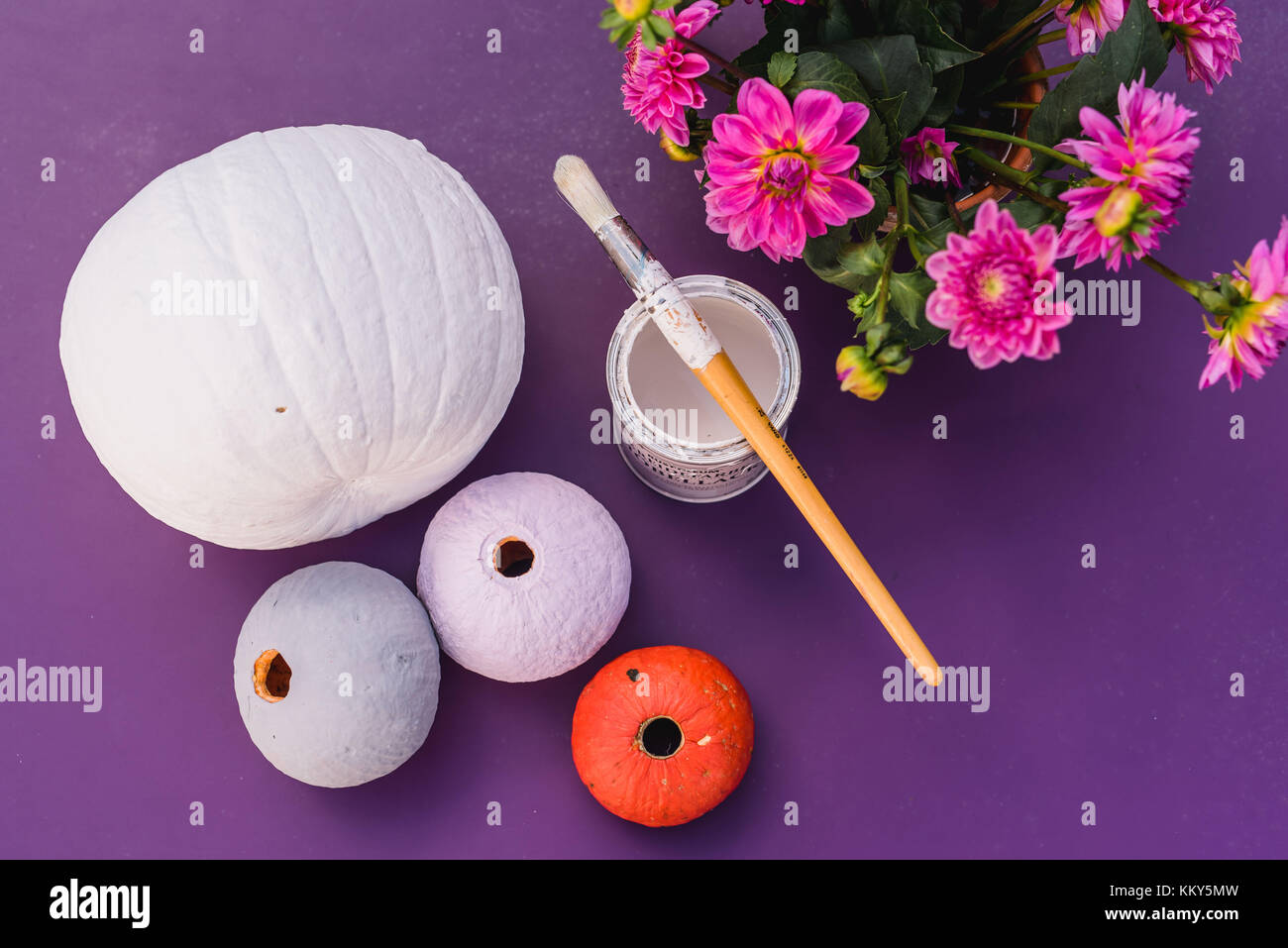 Still Life, zucche, Colore gessetto, pennello, fiori, Foto Stock