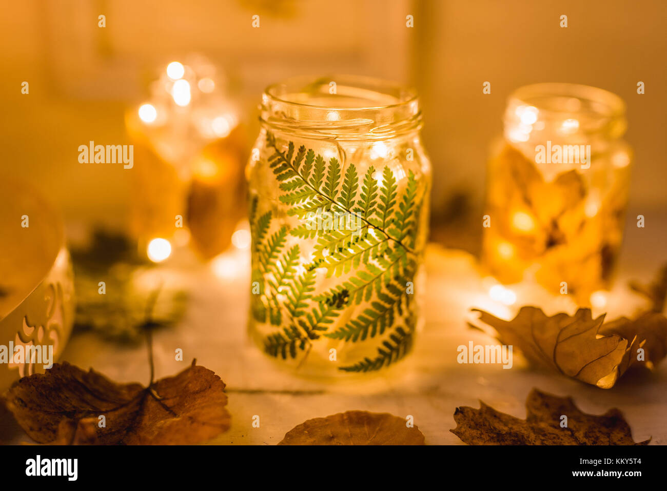 Decorazione autunnale, vento luci, candele, foglie, Foto Stock