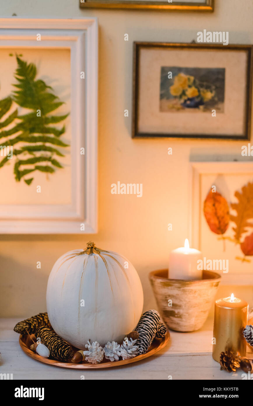 Tavolo console, dettaglio decorazione autunnale, candele, cornici, foglie, zucca, Foto Stock
