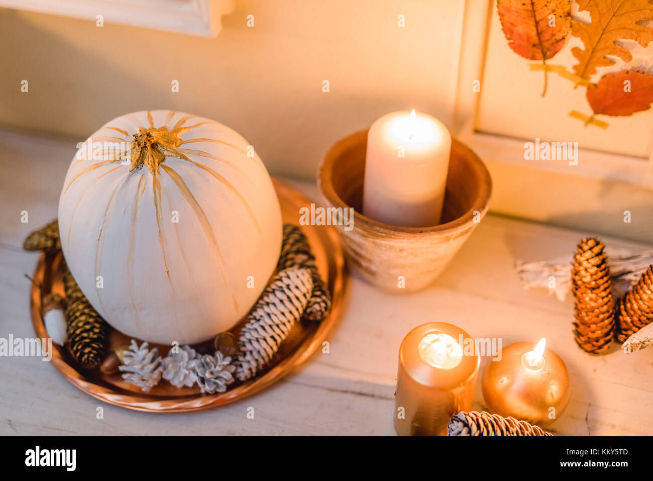 Tavolo console, dettaglio decorazione autunnale, candele, cornici, foglie, zucca, Foto Stock