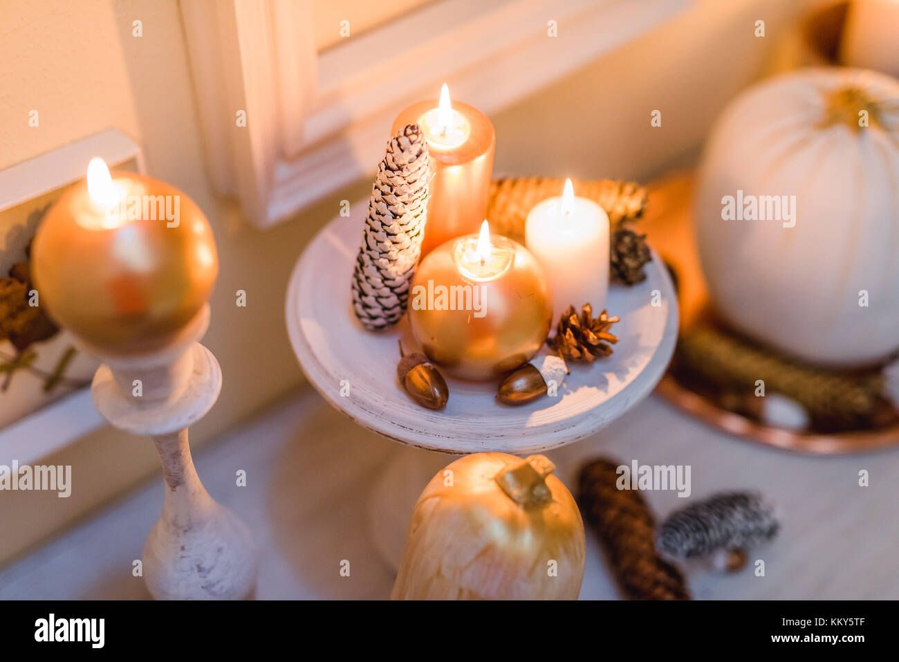Tavolo console, dettaglio decorazione autunnale, candele, coni, Foto Stock