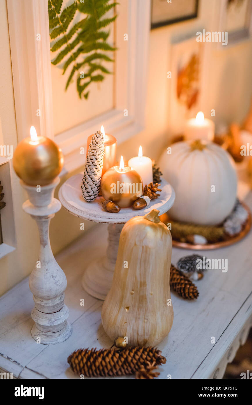 Tavolo console, dettaglio decorazione autunnale, candele, zucca, picture frame Foto Stock