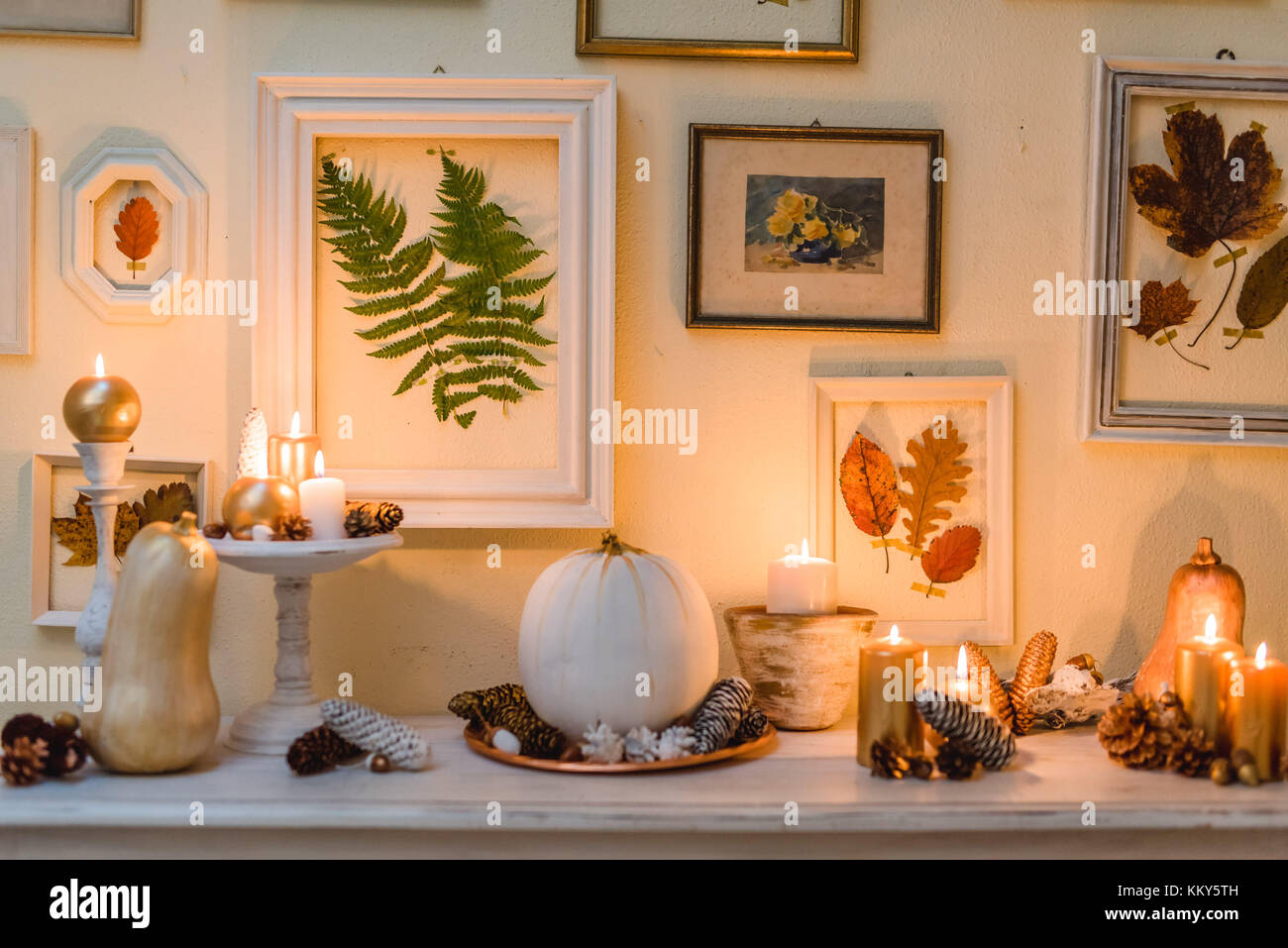 Tavolo console, dettaglio decorazione autunnale, candele, cornici, foglie Foto Stock