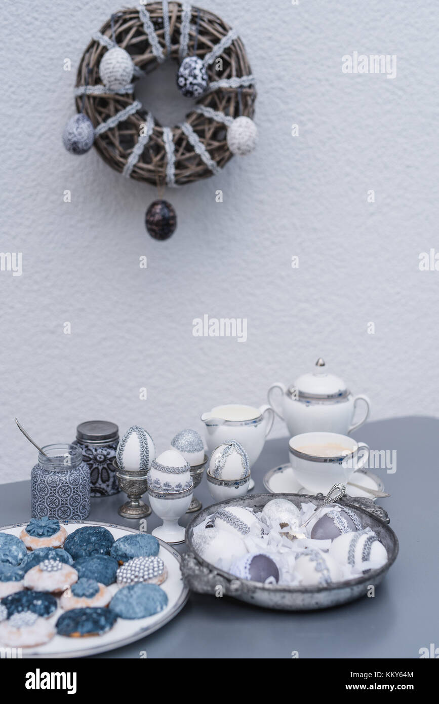 Tabella, coperta, uova di Pasqua, cookie, servizio caffè, ghirlanda di legno, Foto Stock
