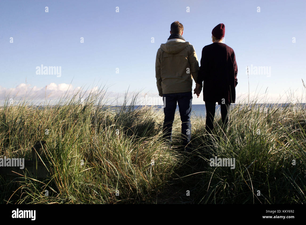 Coppia, Mar Baltico, dune, tempo libero, vista sul retro, vista mare Foto Stock