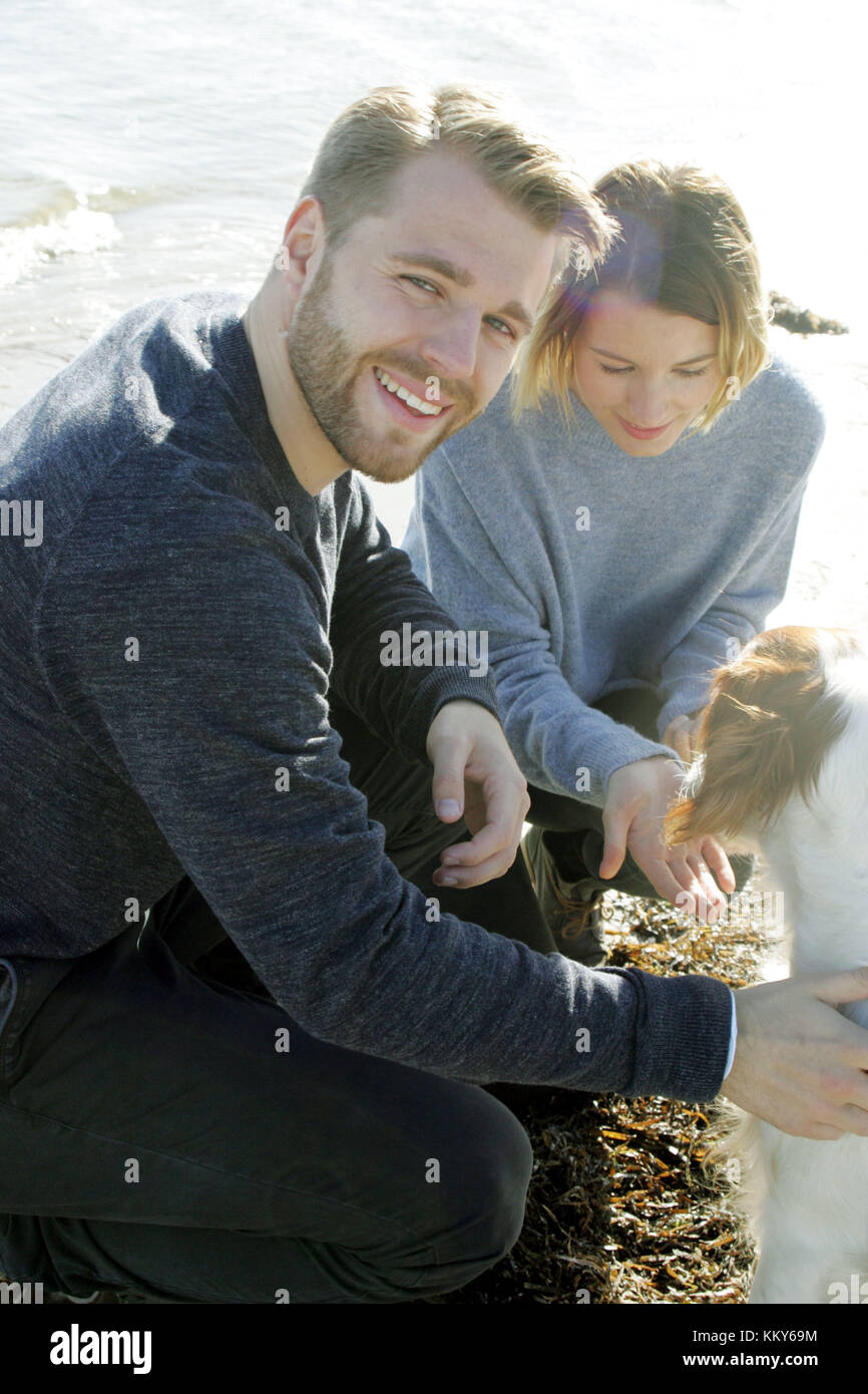 Coppia con passeggiata con i cani sulla spiaggia del Mar Baltico, Foto Stock