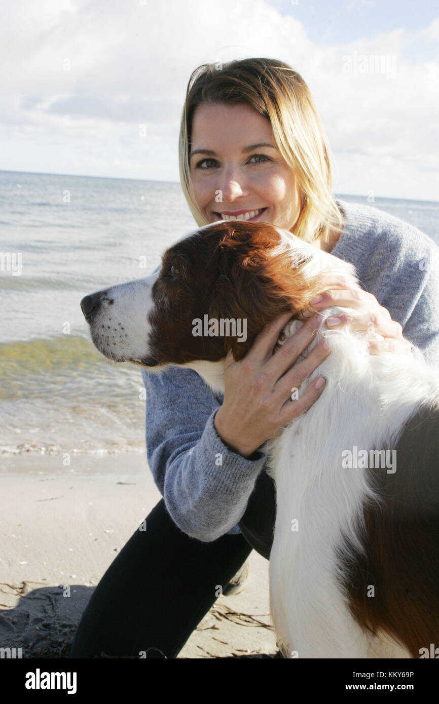 Donna, cane, mar baltico, Spiaggia, Ritratto, Foto Stock