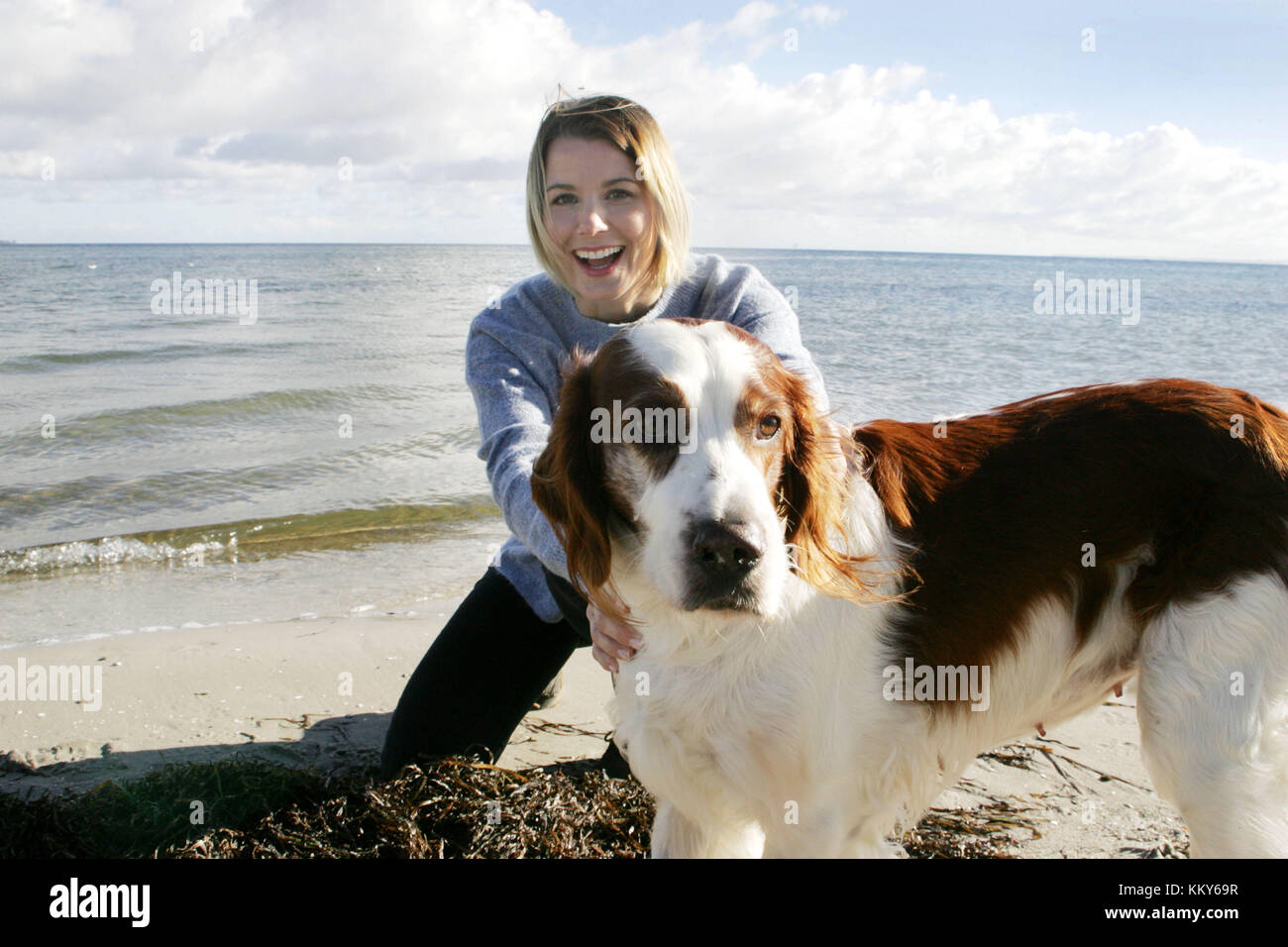 Donna con cane, mar baltico beach, ritratto, Foto Stock