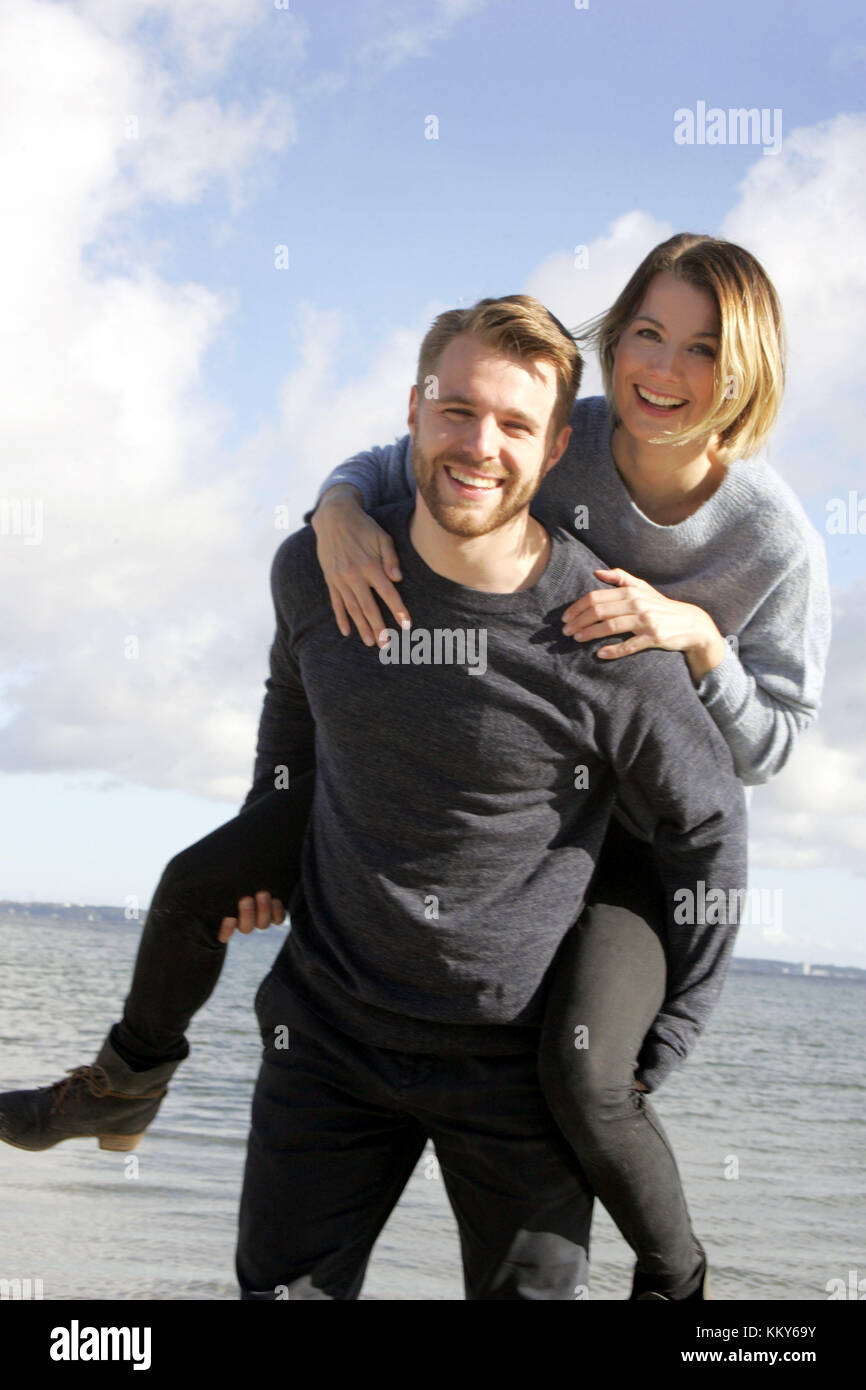 Giovane, mar baltico beach, a piedi, piggyback, Foto Stock