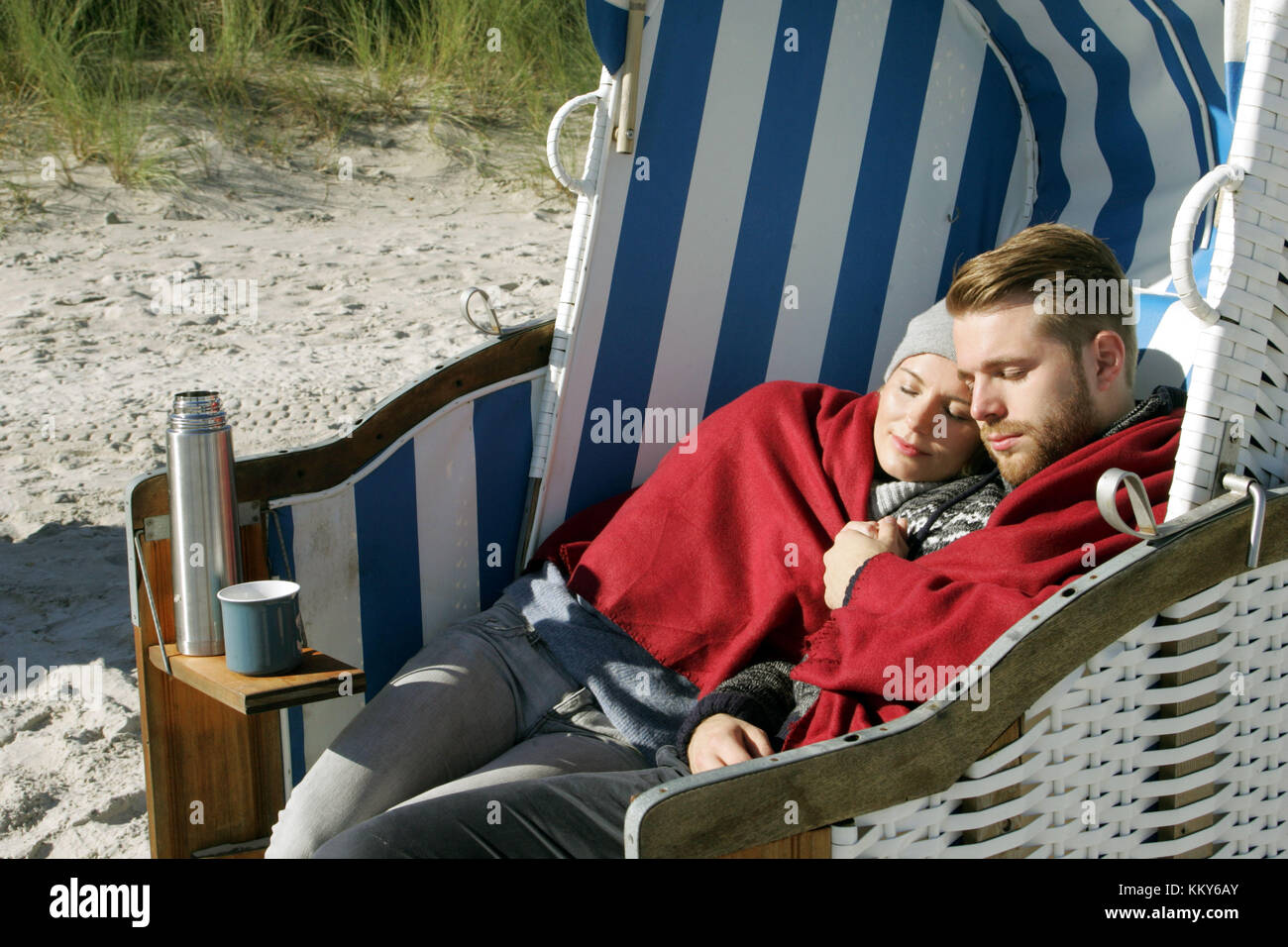 Giovane, riposo, sdraio sulla spiaggia, coccola, Foto Stock