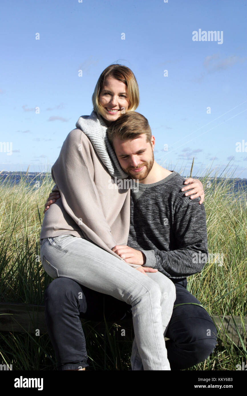 Matura in amore, mar baltico, dune, Foto Stock