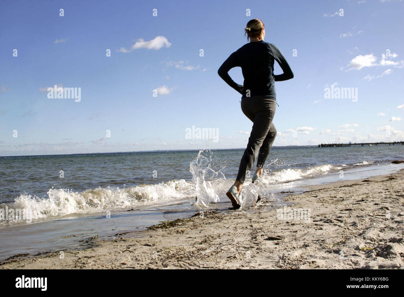 Giovane donna, sportivo, spiaggia, eseguire Foto Stock
