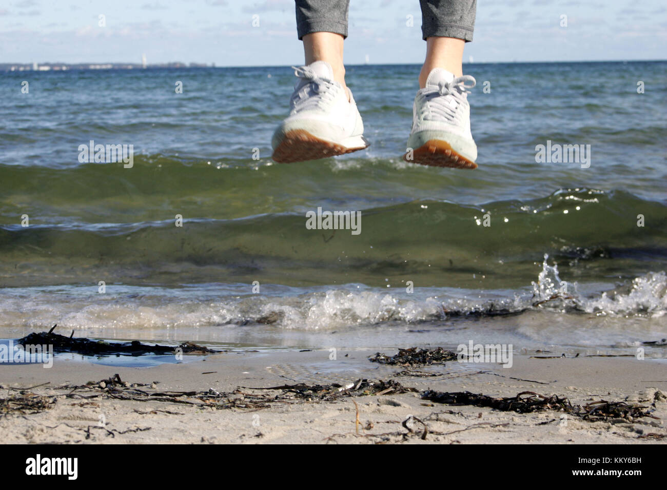 Giovane donna, sportiva, salta su, dettaglio, piedi Foto Stock