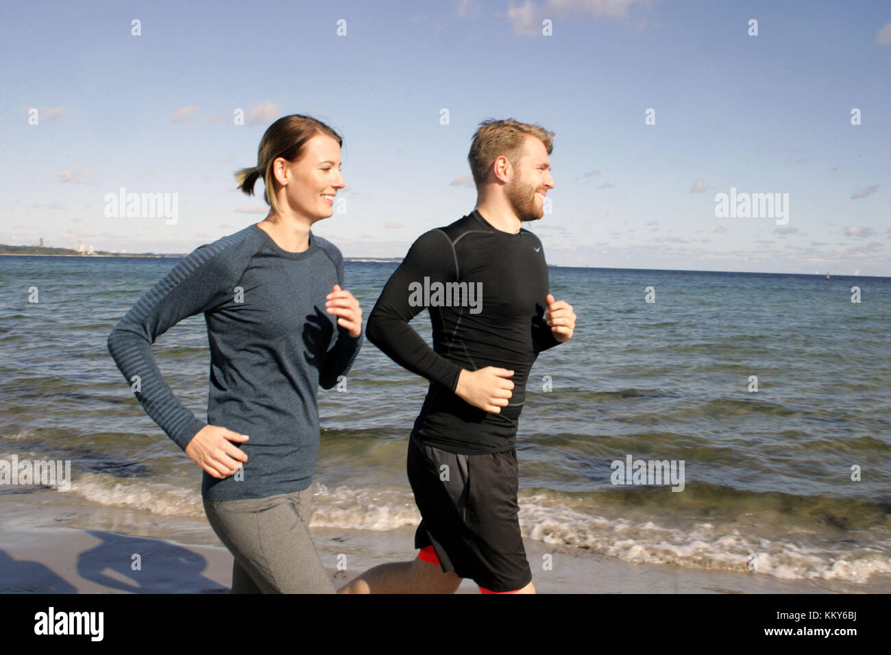 Giovane, mar baltico, spiaggia, jog, Foto Stock