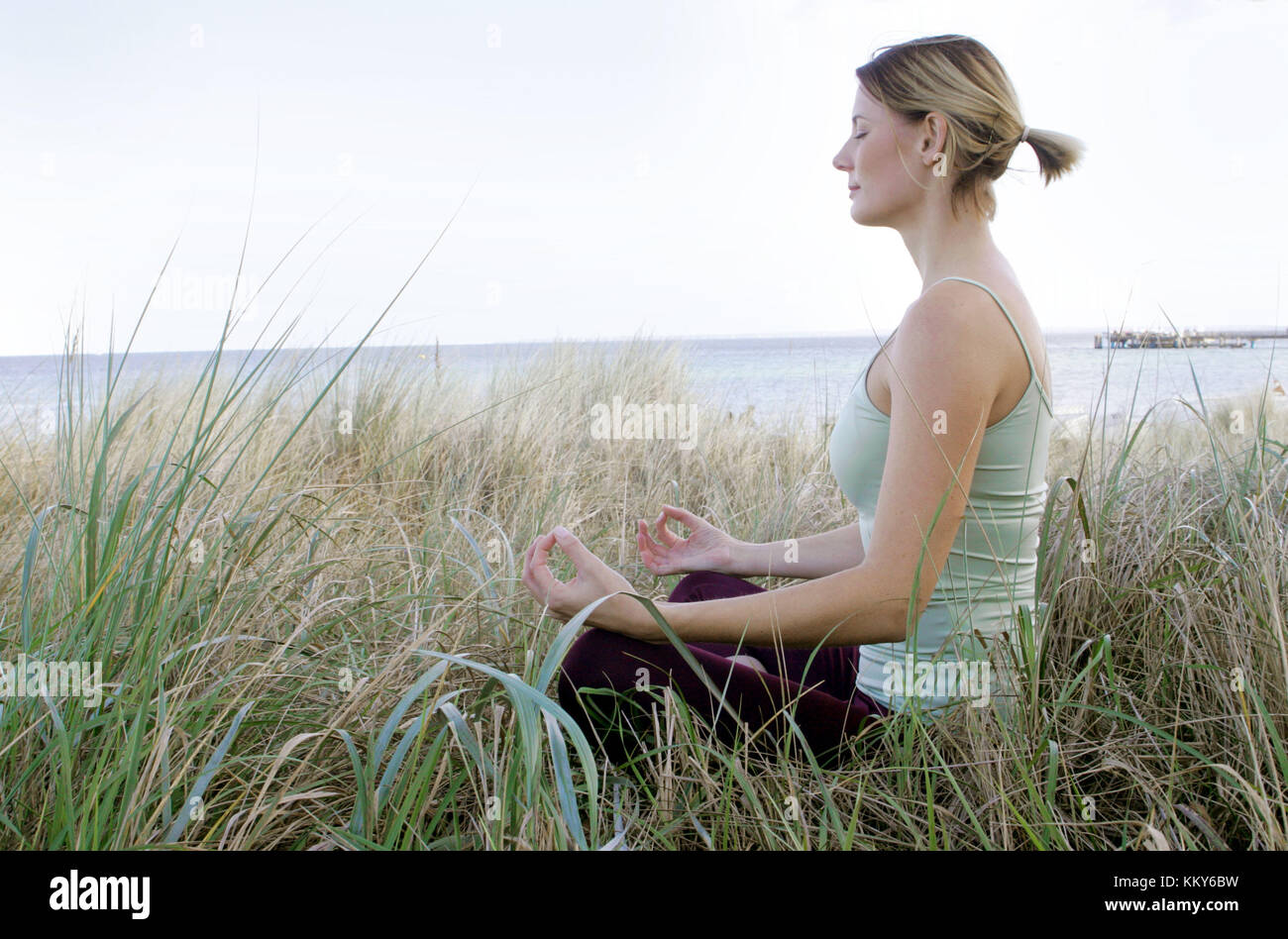 Donna, dune, meditazione, vista laterale Foto Stock