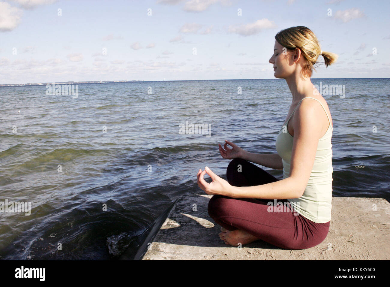 Donna, meditazione, frangionde, sedersi, Foto Stock