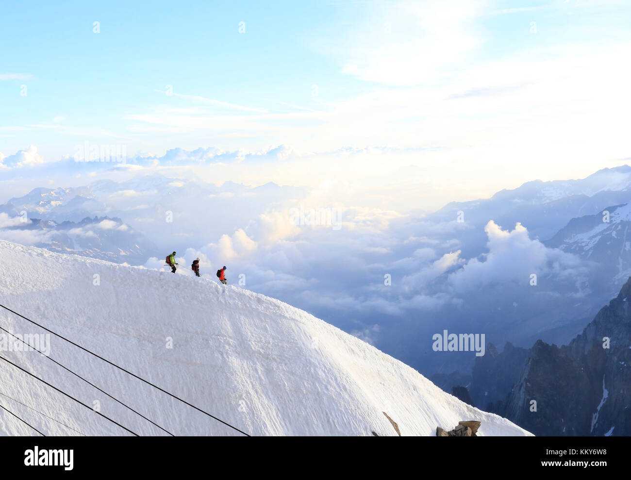 Incredibile la mattina presto mountain vista dall'alto degli scalatori al di sopra delle nuvole - Chamonix Francia Foto Stock