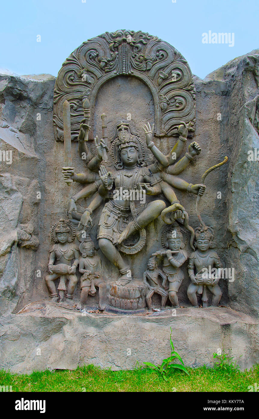 Idolo scolpito del Signore Shiva, Sant Darshan Museum, Hadashi, Maharashtra, India Foto Stock