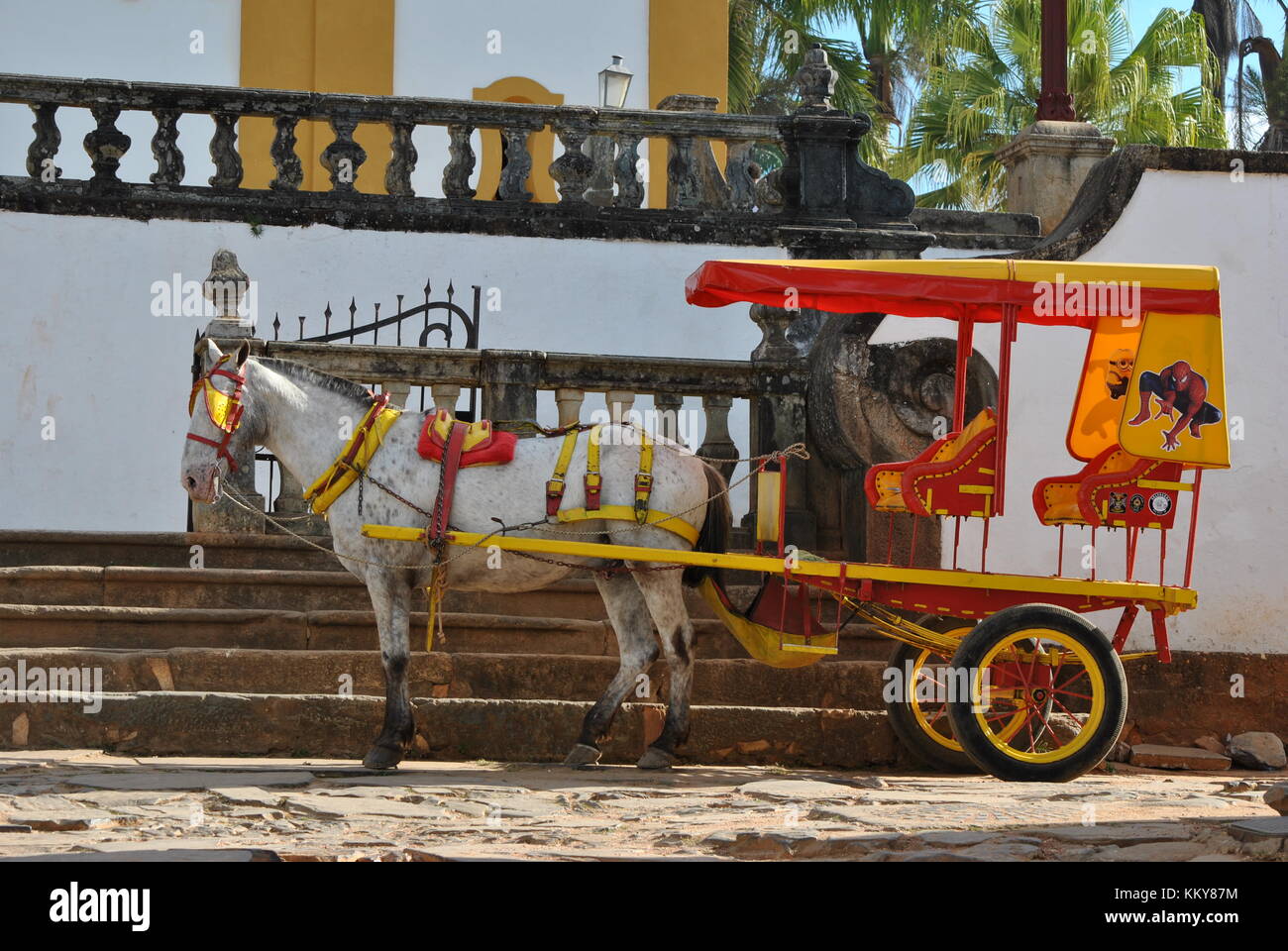 il cavallo con il carrello in attesa di clienti Foto Stock