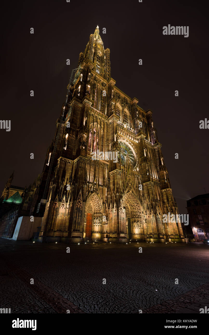 Vista della cattedrale di Strasburgo da terra. Alsace Francia Foto Stock