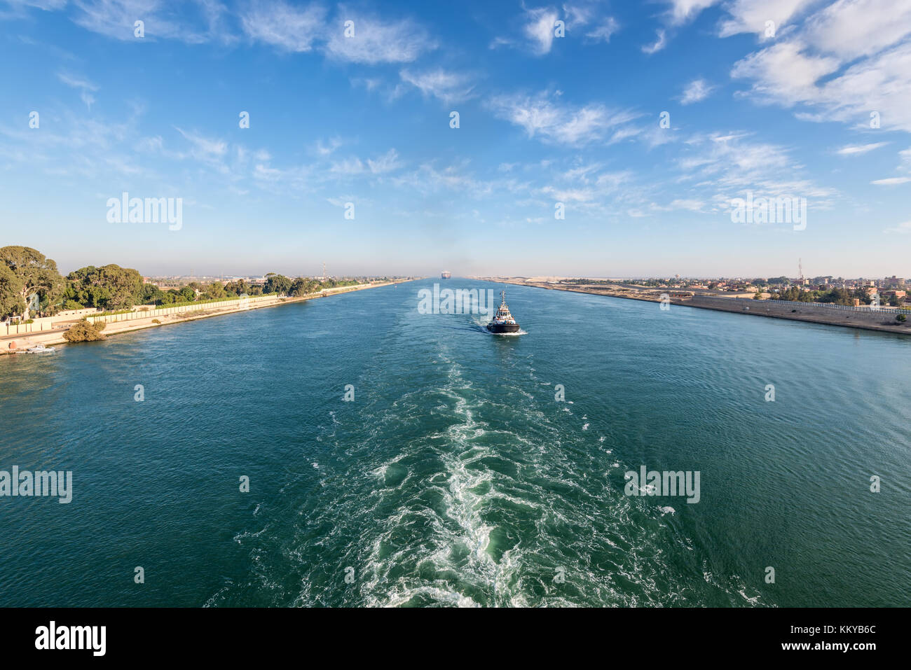 Nave passando attraverso il canale di Suez in Egitto. rimorchiatore che accompagna le navi. Foto Stock