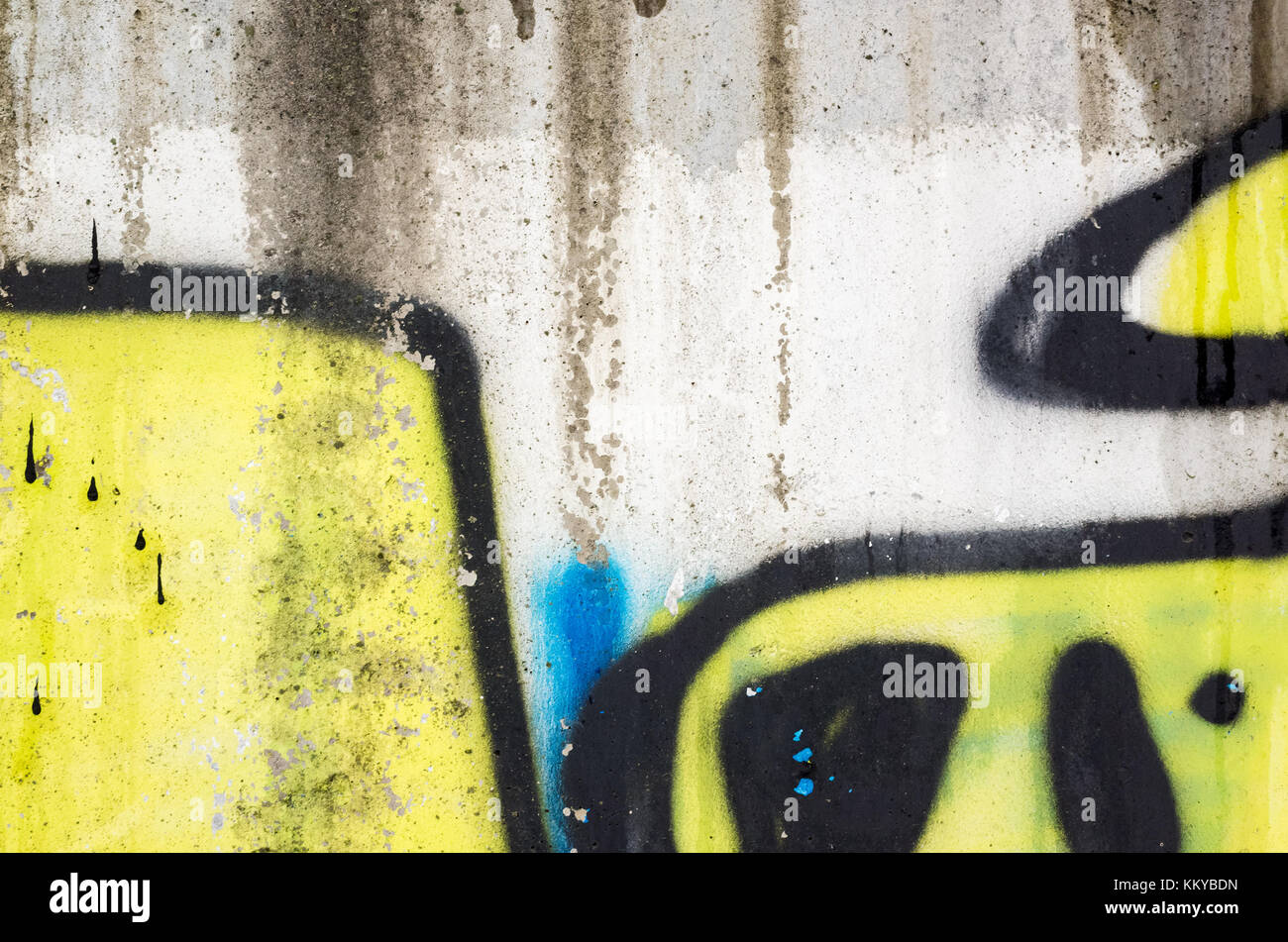 Abstract coloratissimo graffito frammento urbano vecchio muro di cemento Foto Stock