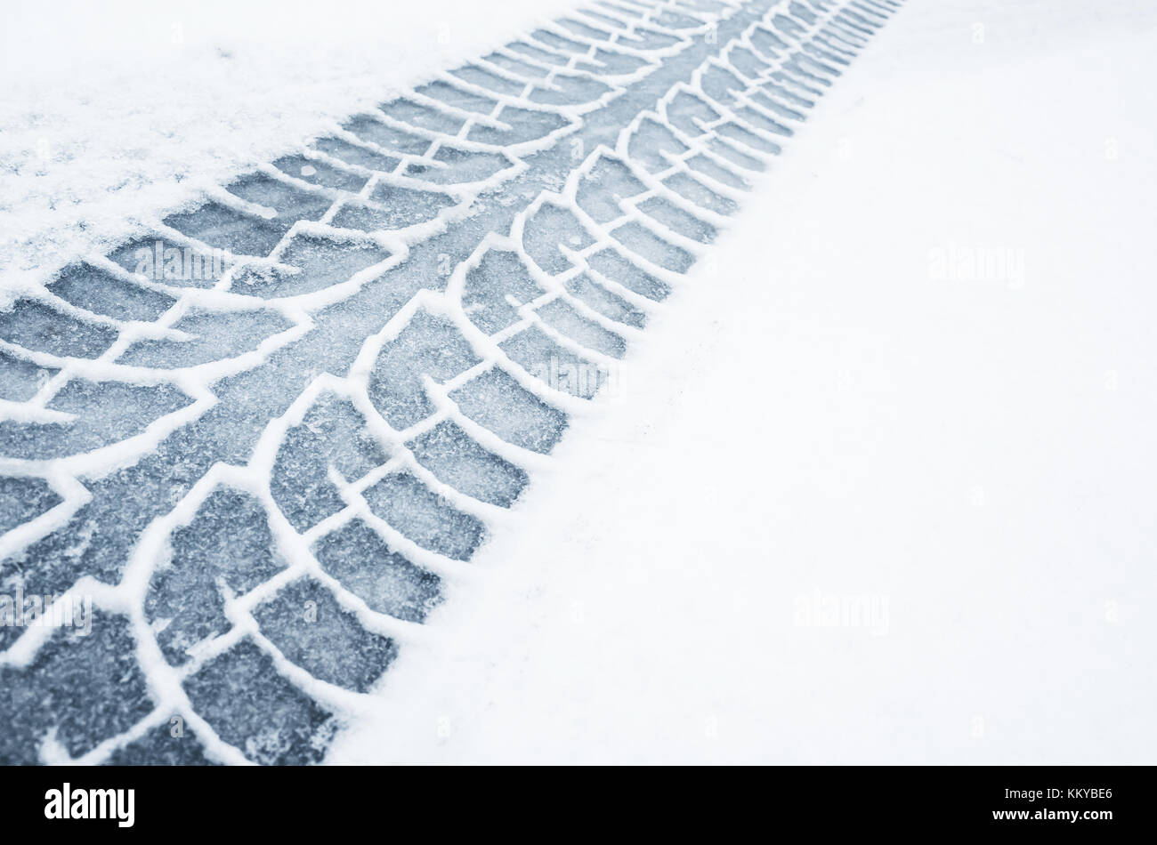 Via auto su un wet strada innevata, closeup foto di sfondo texture Foto Stock