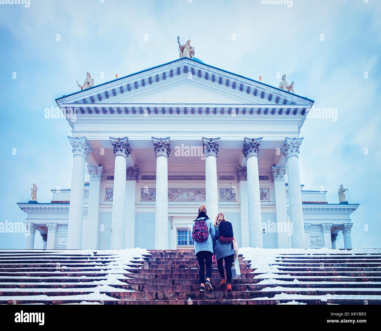 I turisti alla cattedrale di Helsinki sulla piazza del senato, Finlandia in inverno. Foto Stock