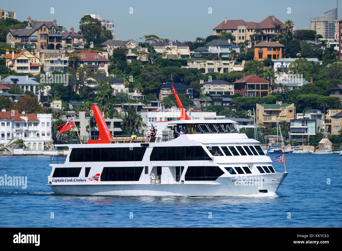 La nave di crociera con punto piper edifici residenziali in background, da eremita bay, Vaucluse, un sobborgo a est di Sydney, Nuovo Galles del Sud, Australia Foto Stock