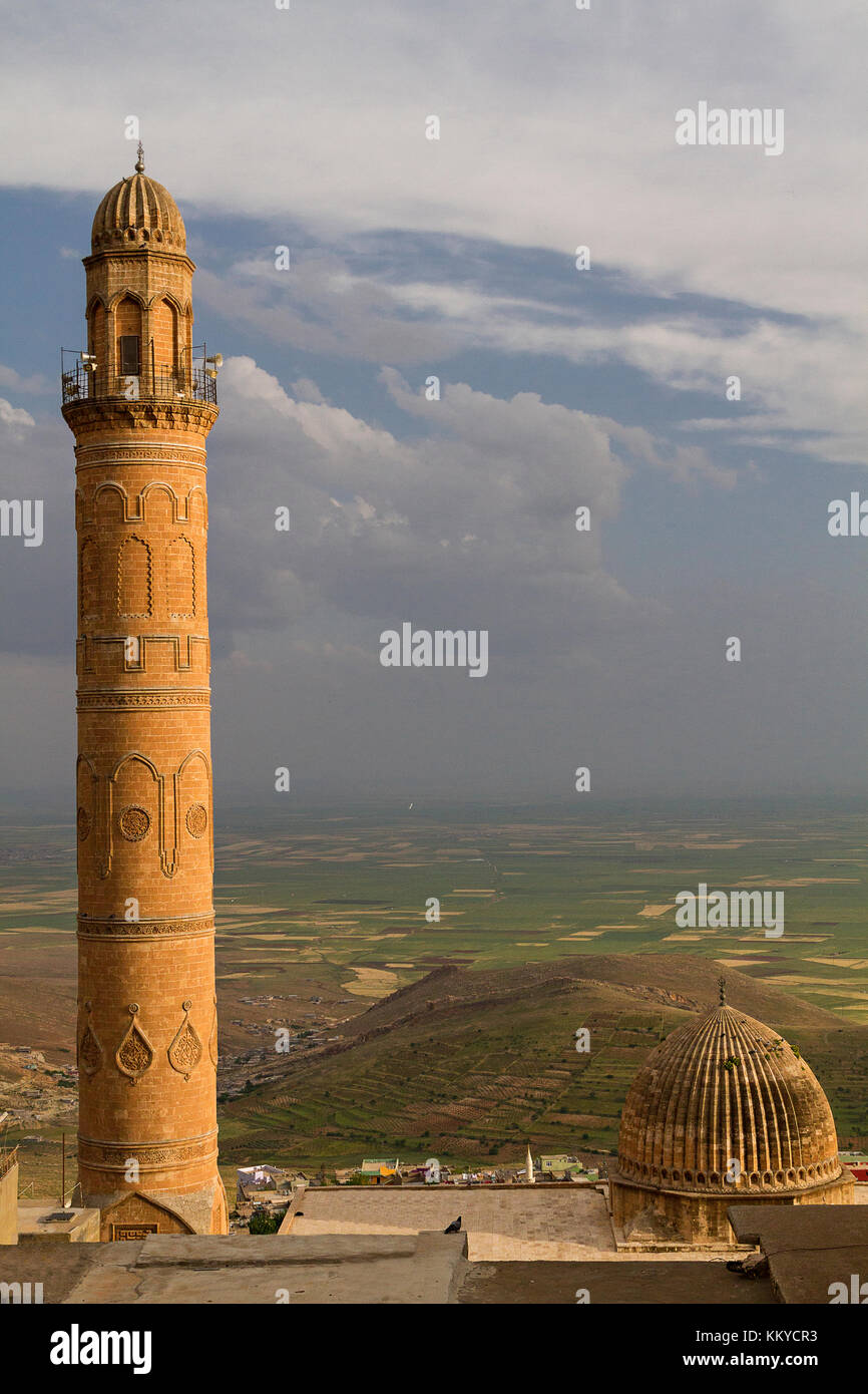 Minareto e la cupola della grande moschea di Mardin, la Turchia con la mesopotamia di pianura e di frontiera siriana sullo sfondo. Foto Stock