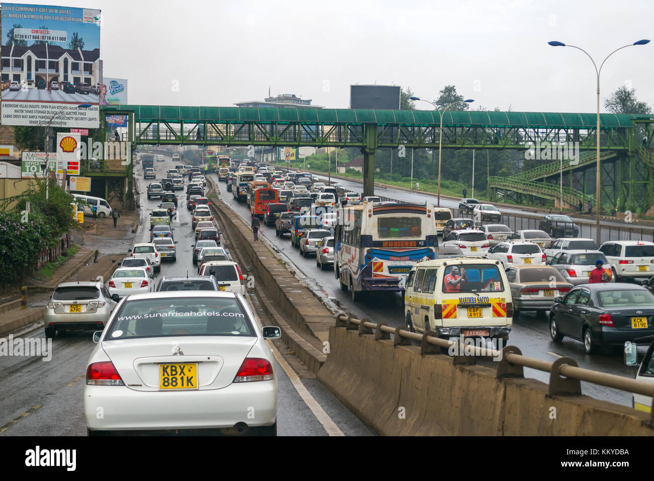 Il traffico pesante con i veicoli si spostano lentamente sul Embu Nairobi in autostrada per la città di Nairobi durante le ore di punta, Kenya, Africa orientale Foto Stock