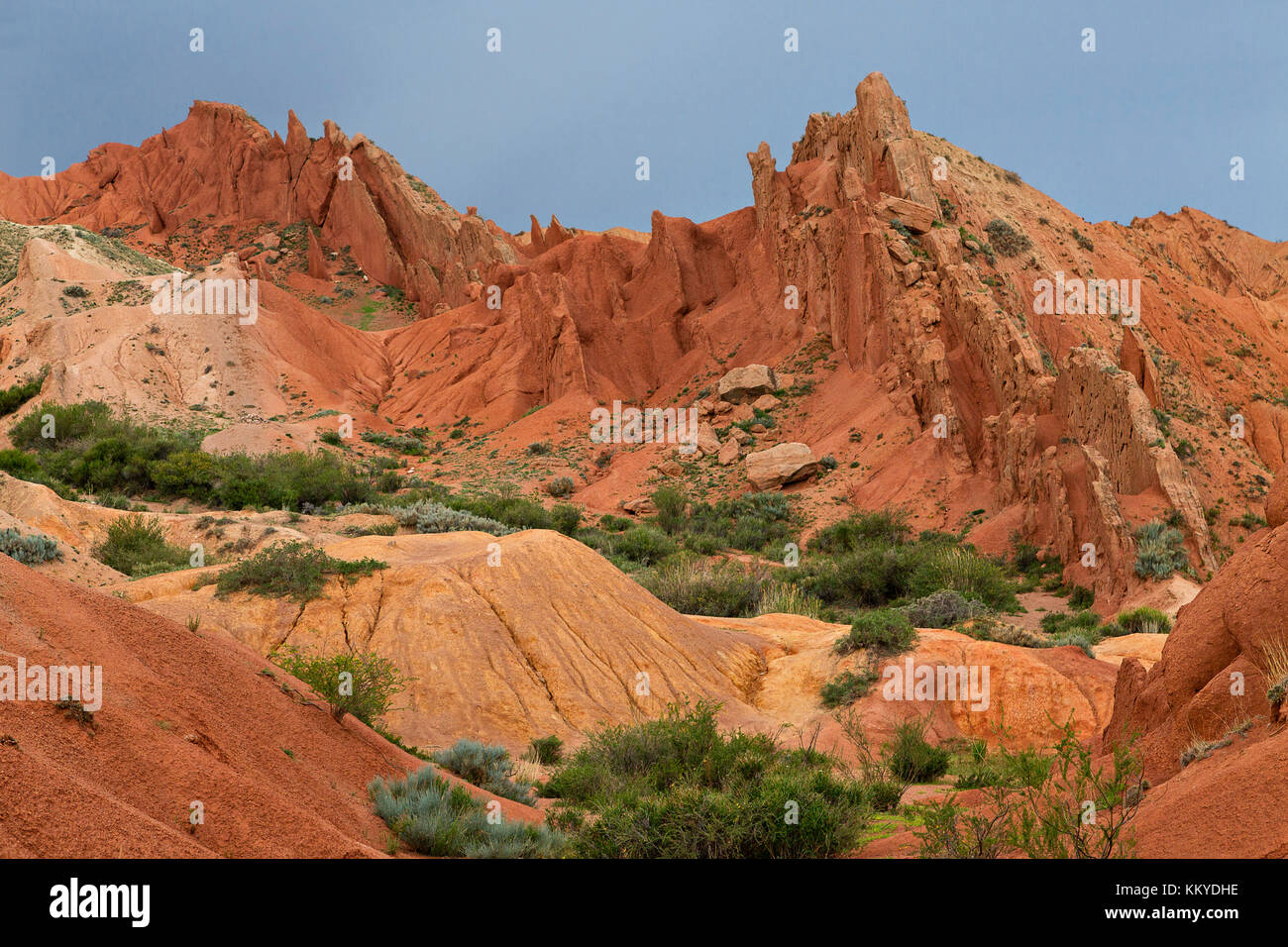 Rosso formazioni di roccia noto come castello da favola, in kaji dire, Kirghizistan, Foto Stock