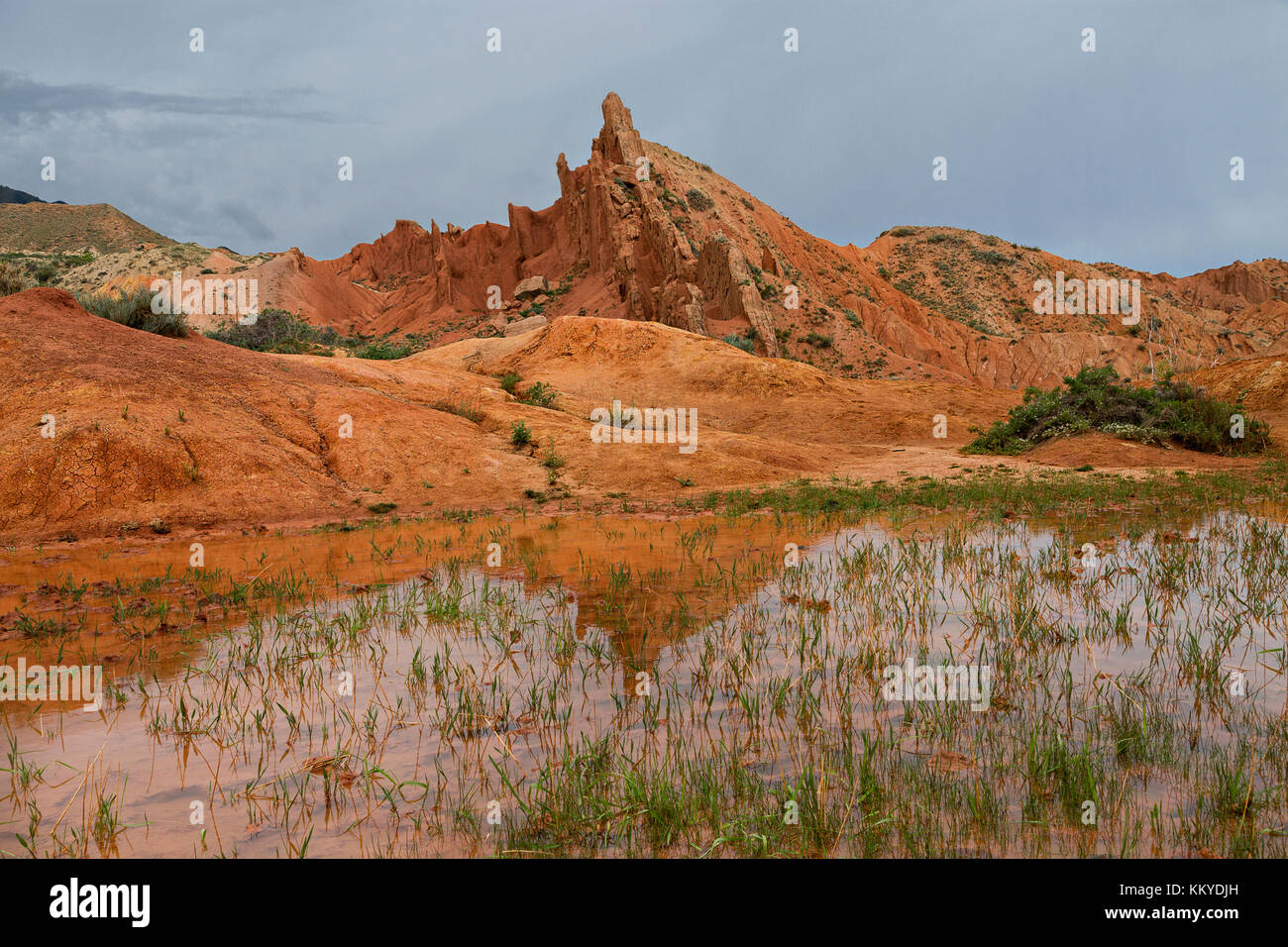 Rosso formazioni di roccia noto come castello da favola, in kaji dire, Kirghizistan, Foto Stock