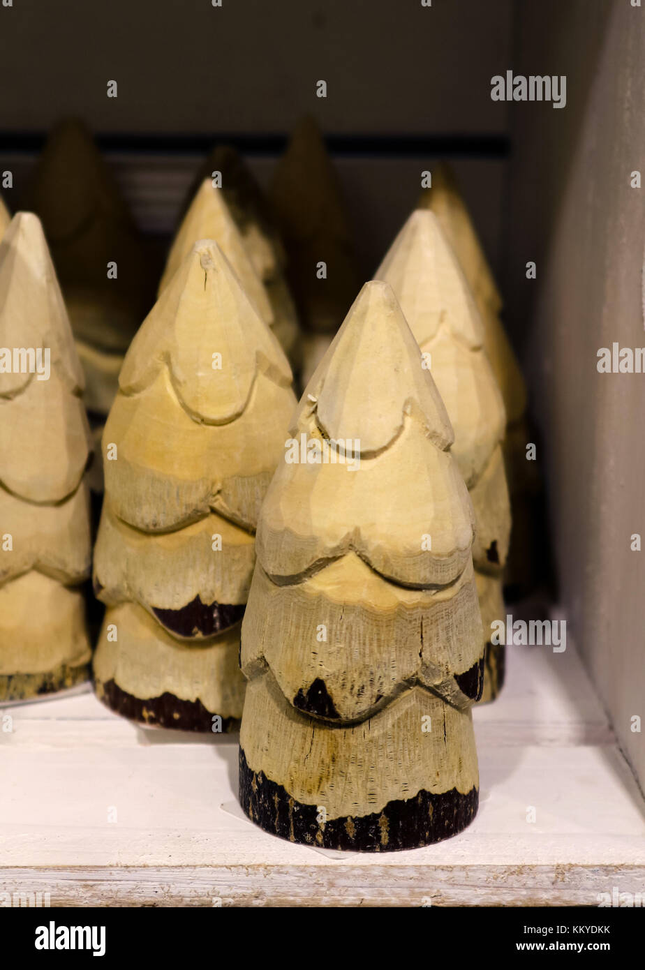 Intagliato a mano gli alberi di Natale con alcuni corteccia a sinistra su impostazione in cassetta di legno Foto Stock