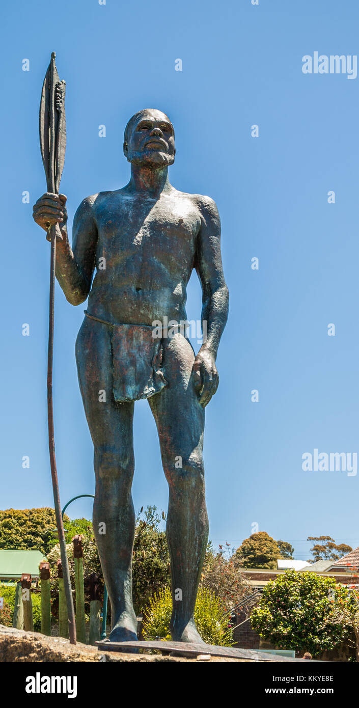 Albany WA, Australia - 23 novembre 2009: statua in bronzo degli aborigeni uomo di pace contro il cielo blu nel parco. detiene lancia e indossa perizoma. Foto Stock