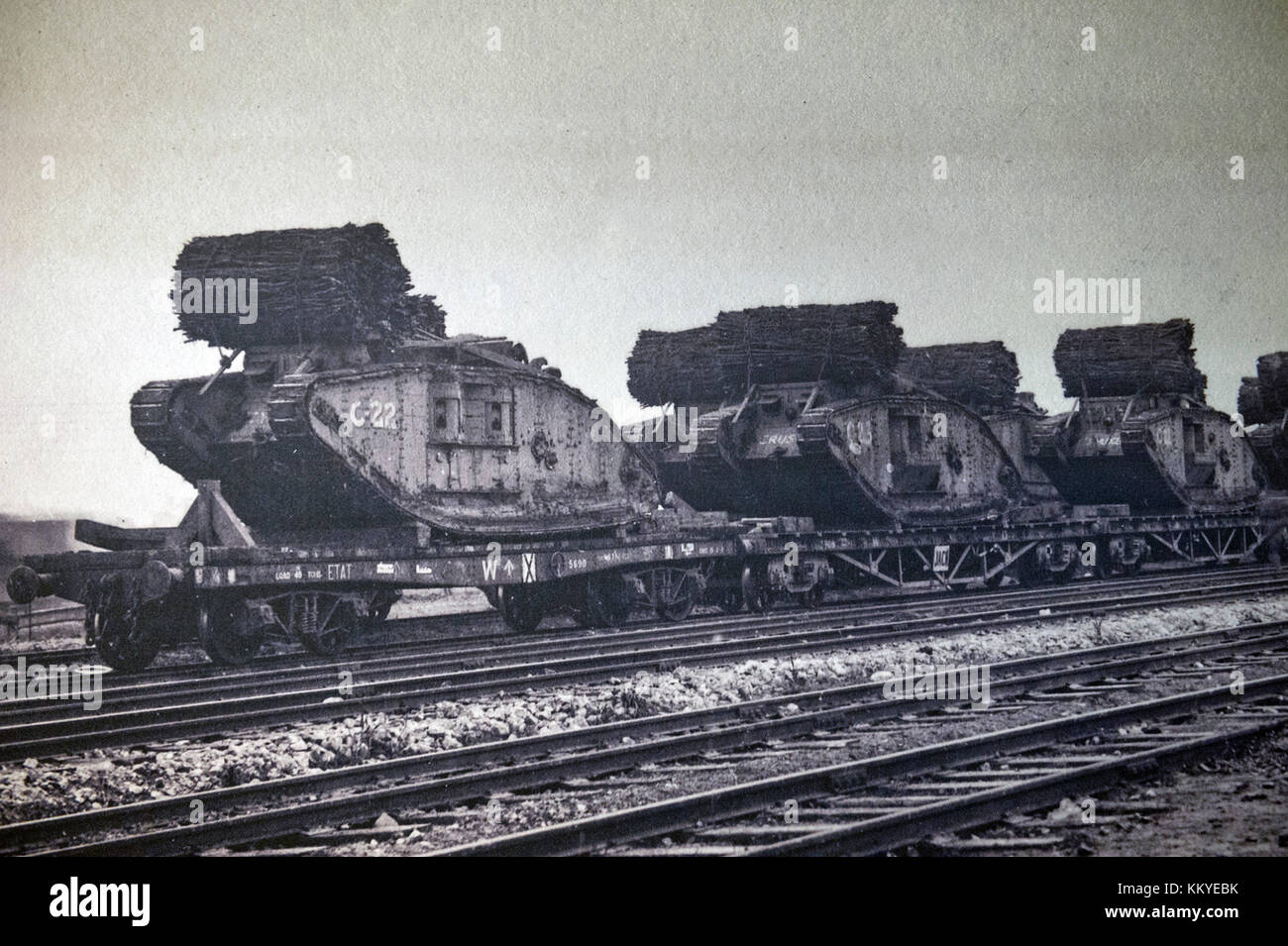 Il marchio britannico lv serbatoio dotato fascines, arrivando all'altopiano del fungo nel nord della Francia in preparazione per la battaglia di Cambrai nel 1917. Foto Stock