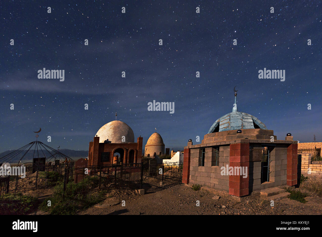 Cimitero musulmano nel canto zona di dune, di notte, in Kazakistan. Foto Stock