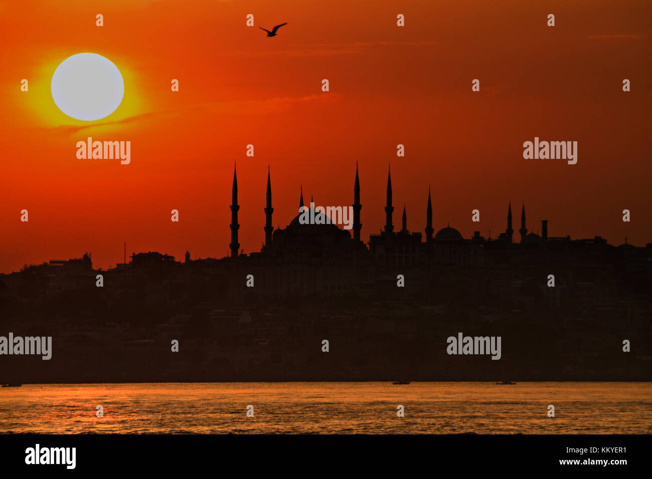 Silhouette della Moschea Blu di Istanbul al tramonto. Foto Stock