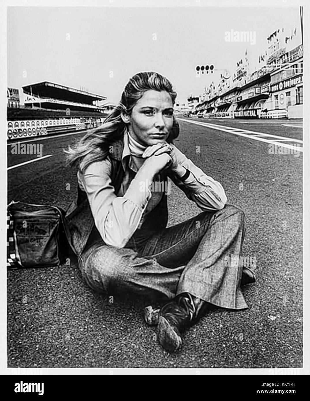 Elga Andersen come vedova Lisa Belgetti sul Circuito de la Sarthe durante le riprese di 'Le Mans' (1971) diretto da Lee H. Katzin e interpretato da Steve McQueen. Foto Stock