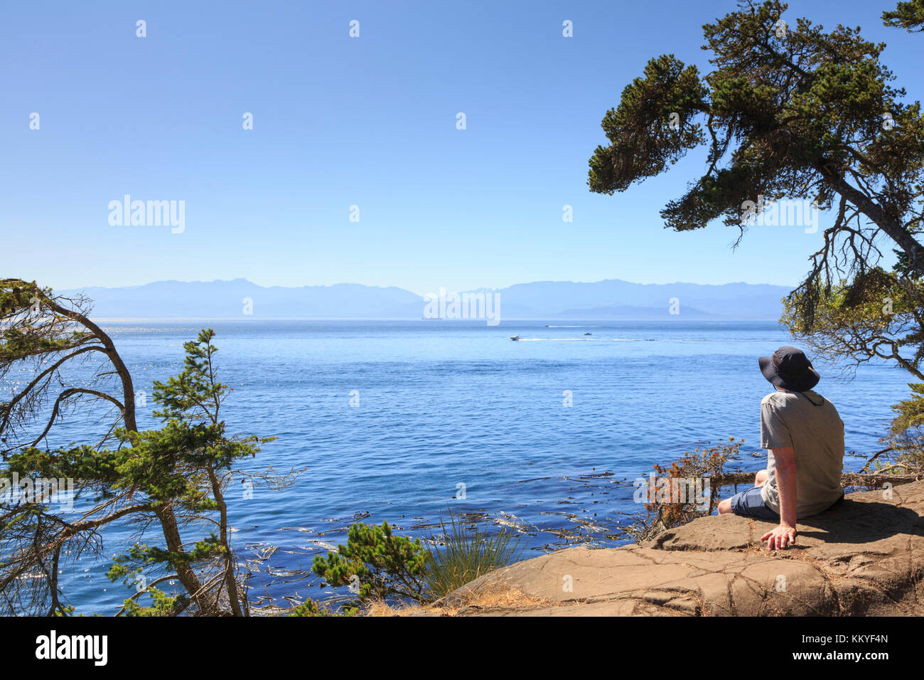 Il sentiero costiero con montagne olimpiche attraverso lo stretto di Juan de fuca, east sooke parco regionale, sooke, isola di Vancouver, British Columbia, ca Foto Stock