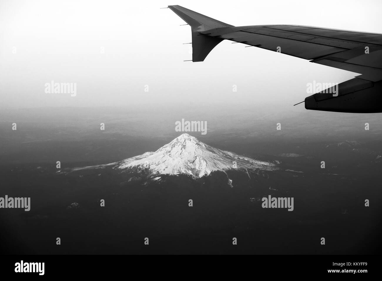 In bianco e nero vista aerea di neve sul Monte Cofano e parafango di un piano dalla finestra di un aeromobile in volo da Portland, Oregon KATHY DEWITT Foto Stock